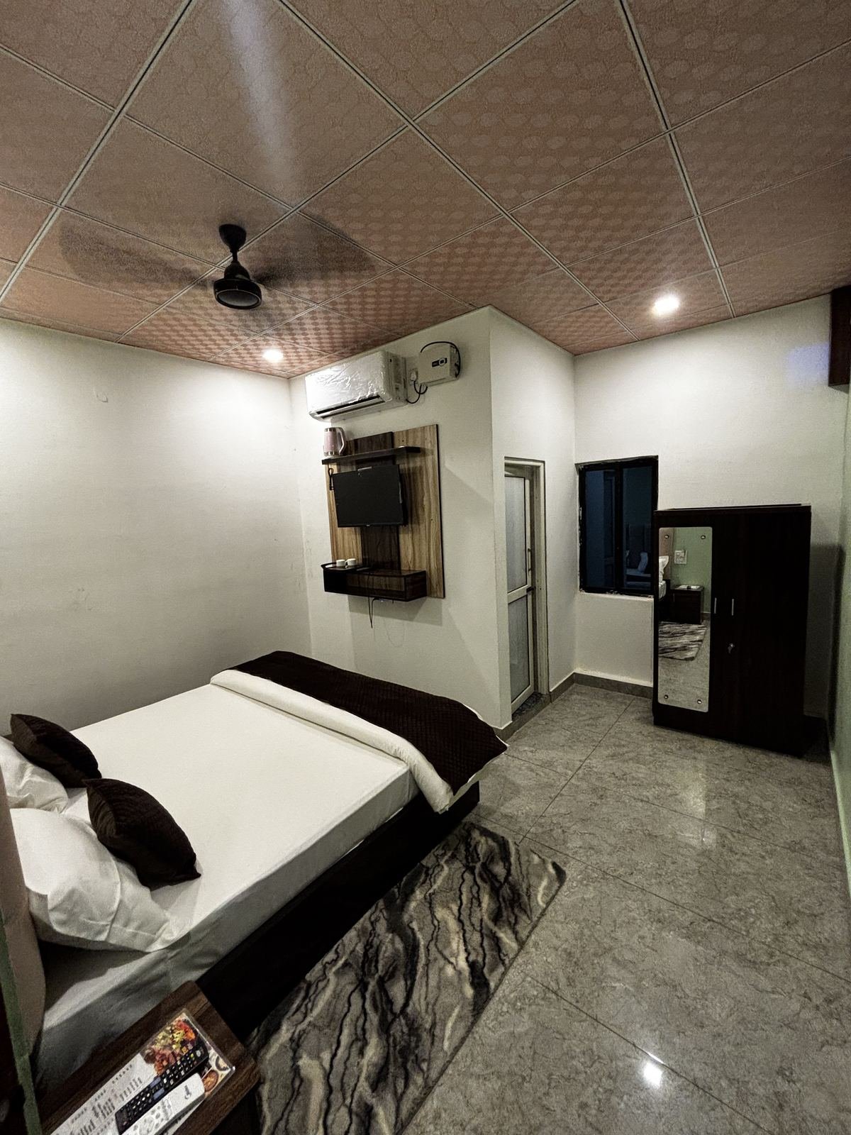 AC room at Seth Sawariya Hotel and Restaurant